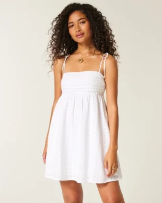 Babydoll-tyylinen mini-mekko, jossa on solmittavat olkaimet