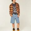 Baggy-malliset denimshortsit, joissa brodeerattu logo