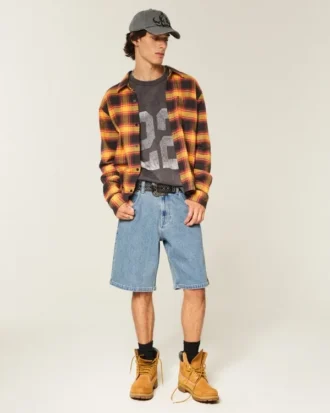 Baggy-malliset denimshortsit, joissa brodeerattu logo