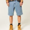 Baggy-malliset denimshortsit, joissa brodeerattu logo