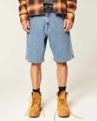 Baggy-malliset denimshortsit, joissa brodeerattu logo
