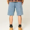 Baggy-malliset denimshortsit, joissa brodeerattu logo