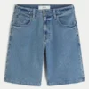 Baggy-malliset denimshortsit, joissa brodeerattu logo