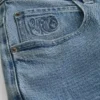 Baggy-malliset denimshortsit, joissa brodeerattu logo