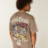 Boxy NASCAR Liquid Death -grafiikkapaita Boxy NASCAR Liquid Death -grafiikkapaita