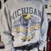 Boxy University of Michigan Wolverines -graafinen collegepaita Boxy University of Michigan Wolverines -graafinen collegepaita