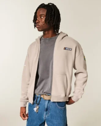 Boxy Zip-Up NASCAR -grafiikkahuppari Boxy Zip-Up NASCAR -grafiikkahuppari