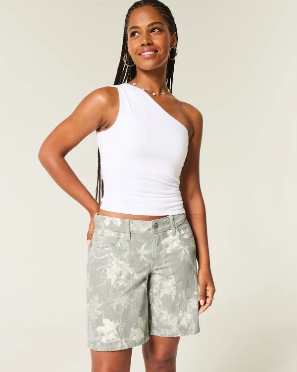 Curvy Low-Rise Camo Baggy Jort Curvy Low-Rise Camo Baggy Jort