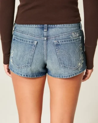Erittäin matala vyötärö, keskipitkä pesu, kukkakirjailtu denim-minishortsit