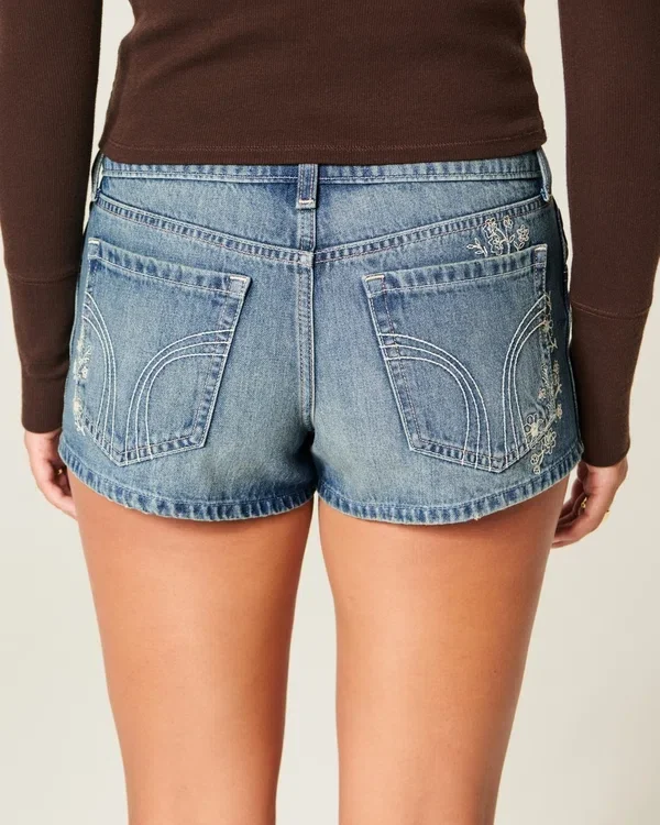 Erittäin matala vyötärö, keskipitkä pesu, kukkakirjailtu denim-minishortsit Erittäin matala vyötärö, keskipitkä pesu, kukkakirjailtu denim-minishortsit