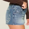 Erittäin matala vyötärö, keskipitkä pesu, kukkakirjailtu denim-minishortsit Erittäin matala vyötärö, keskipitkä pesu, kukkakirjailtu denim-minishortsit
