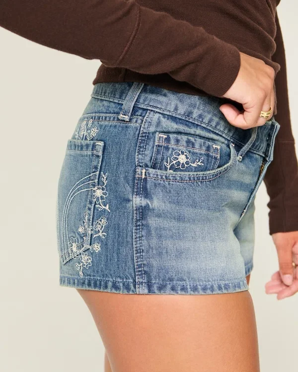 Erittäin matala vyötärö, keskipitkä pesu, kukkakirjailtu denim-minishortsit Erittäin matala vyötärö, keskipitkä pesu, kukkakirjailtu denim-minishortsit