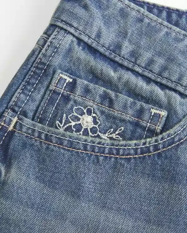 Erittäin matala vyötärö, keskipitkä pesu, kukkakirjailtu denim-minishortsit Erittäin matala vyötärö, keskipitkä pesu, kukkakirjailtu denim-minishortsit