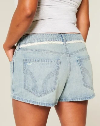 Erittäin matala vyötärö, vaalea pesu, pitsi-nauhat, denim-minishortsit
