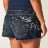 Erittäin matalat, tummat, perhoskoristeiset denim-minishortsit Erittäin matalat, tummat, perhoskoristeiset denim-minishortsit