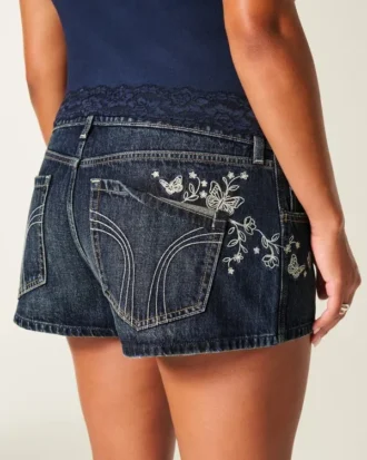Erittäin matalat, tummat, perhoskoristeiset denim-minishortsit