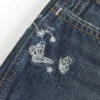 Erittäin matalat, tummat, perhoskoristeiset denim-minishortsit Erittäin matalat, tummat, perhoskoristeiset denim-minishortsit