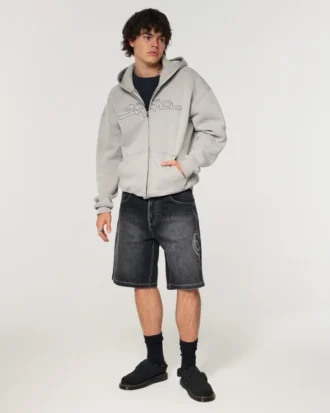 Kaksinkertaisella grafiikalla varustetut baggy-farkkushortsit