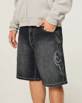 Kaksinkertaisella grafiikalla varustetut baggy-farkkushortsit
