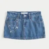 Keskipesty brodeerattu ketjujen denim-minihame Keskipesty brodeerattu ketjujen denim-minihame
