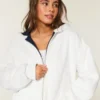 Käännettävä, tekoturkilla vuorattu fleece-huppari vetoketjulla Käännettävä, tekoturkilla vuorattu fleece-huppari vetoketjulla