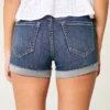 Korkeavyötäröiset, repeytyneet tummat denim-shortit Korkeavyötäröiset, repeytyneet tummat denim-shortit