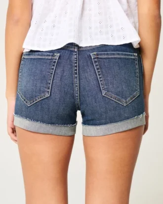 Korkeavyötäröiset, repeytyneet tummat denim-shortit