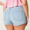 Kurvikas matala vyötärö, vaalea pesu, kukka-brodeerattu denim-shortsi