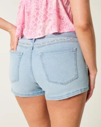 Kurvikas matala vyötärö, vaalea pesu, kukka-brodeerattu denim-shortsi
