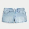 Kurvikas matala vyötärö, vaalea pesu, kukka-brodeerattu denim-shortsi