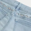 Kurvikas matala vyötärö, vaalea pesu, kukka-brodeerattu denim-shortsi