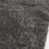Leopardikuvioiset baggy-maalarihousut Leopardikuvioiset baggy-maalarihousut