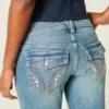 Matala vyötärö, keskipitkä pesu, brodeeratut kukat, bootcut-malliset farkut Matala vyötärö, keskipitkä pesu, brodeeratut kukat, bootcut-malliset farkut