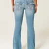 Matala vyötärö, keskipitkä pesu, brodeeratut kukat, bootcut-malliset farkut Matala vyötärö, keskipitkä pesu, brodeeratut kukat, bootcut-malliset farkut