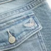 Matala vyötärö, keskipitkä pesu, brodeeratut perhoset, bootcut-farkut