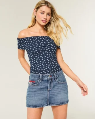 Matala vyötärö, keskipitkä pesu, lippukirjailtu denim-minihame