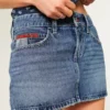 Matala vyötärö, keskipitkä pesu, lippukirjailtu denim-minihame