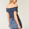 Matala vyötärö, keskipitkä pesu, lippukirjailtu denim-minihame