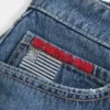 Matala vyötärö, keskipitkä pesu, lippukirjailtu denim-minihame
