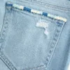Matala vyötärö, revityt, vaaleat, brodeeratut bootcut-farkut