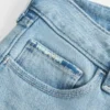 Matala vyötärö, revityt, vaaleat, brodeeratut bootcut-farkut