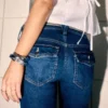 Matala vyötärö, tumma pesu, bootcut-malliset farkut