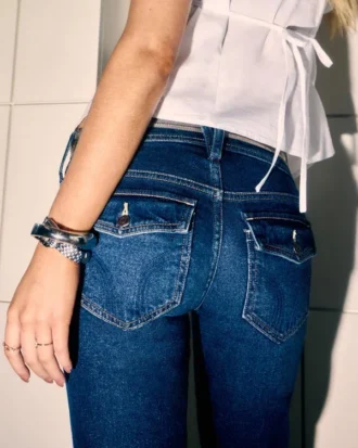 Matala vyötärö, tumma pesu, bootcut-malliset farkut Matala vyötärö, tumma pesu, bootcut-malliset farkut