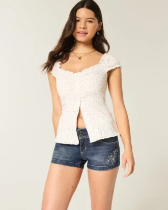 Matala vyötärö, tumma pesu, brodeeratut denim-shortit