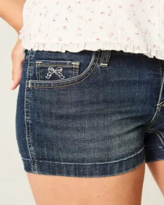 Matala vyötärö, tumma pesu, brodeeratut denim-shortit