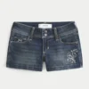 Matala vyötärö, tumma pesu, brodeeratut denim-shortit Matala vyötärö, tumma pesu, brodeeratut denim-shortit