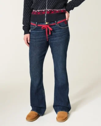 Matala vyötärö, tumma pesu, punainen nauha vyötäröllä, bootcut-farkut