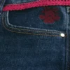 Matala vyötärö, tumma pesu, punainen nauha vyötäröllä, bootcut-farkut Matala vyötärö, tumma pesu, punainen nauha vyötäröllä, bootcut-farkut