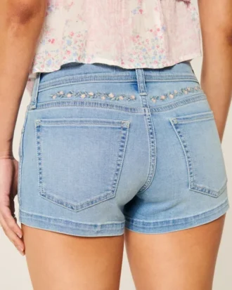 Matala vyötärö, vaalea pesu, kukka-brodeerattu denim-shortsi