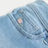 Matala vyötärö, vaalea pesu, kukka-brodeerattu denim-shortsi Matala vyötärö, vaalea pesu, kukka-brodeerattu denim-shortsi